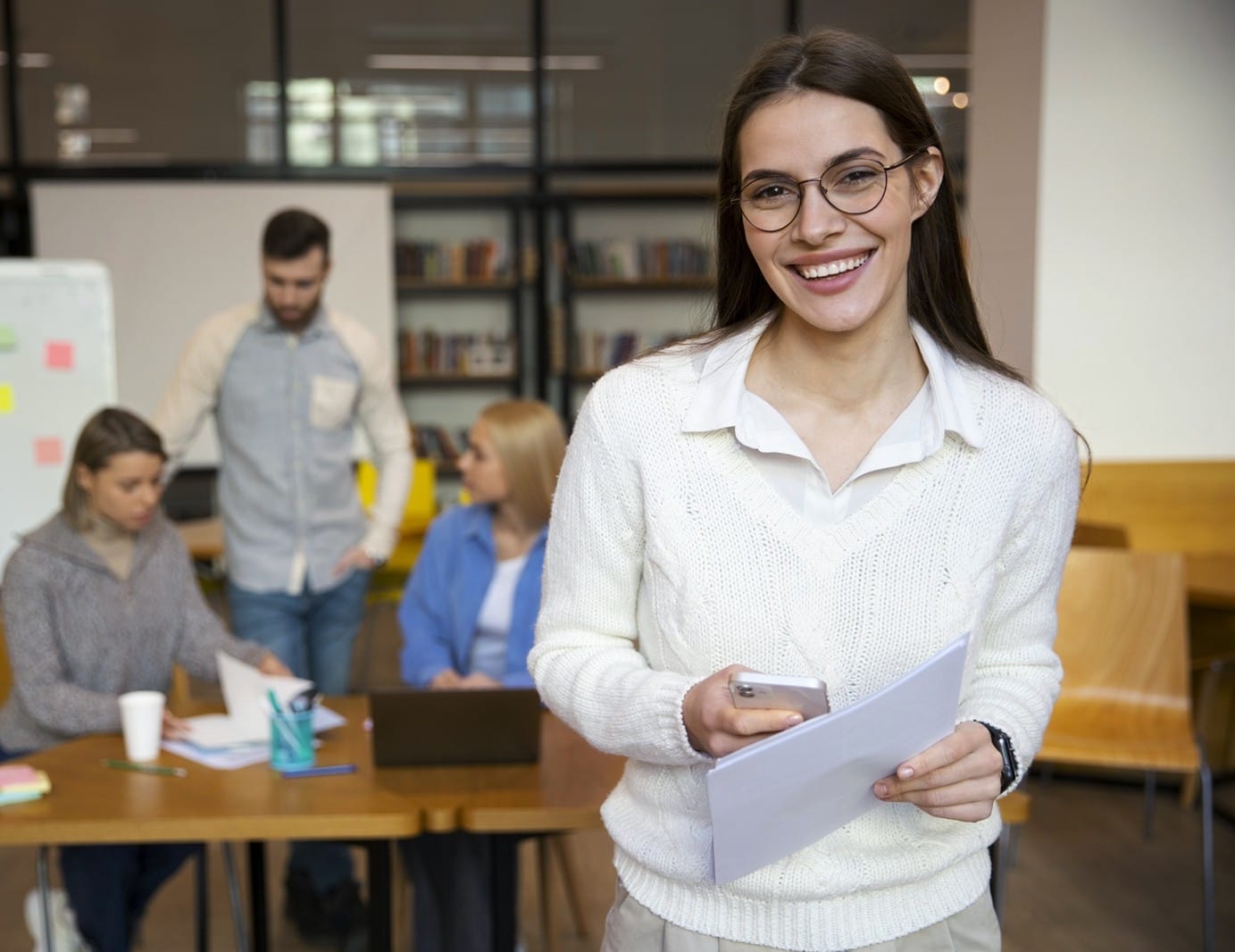 Funcionária sorridente em um ambiente de trabalho harmonioso