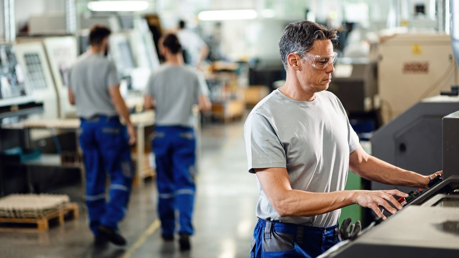 Funcionário na linha de montagem industrial mostrando engajamento e qualificação profissional